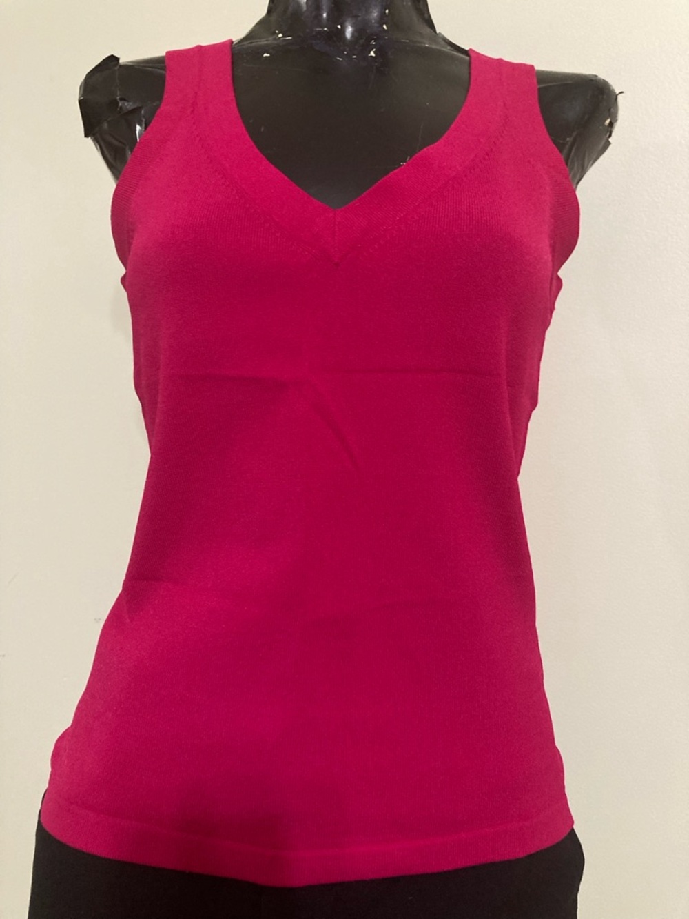 Fuchsia V-Neck Sleeveless Knit Top 
Item# SSswt5